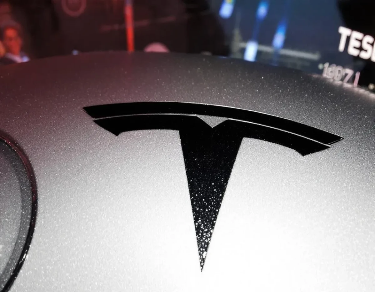 La symbolique révélatrice du logo Tesla : voyage au cœur d'un emblème visionnaire
